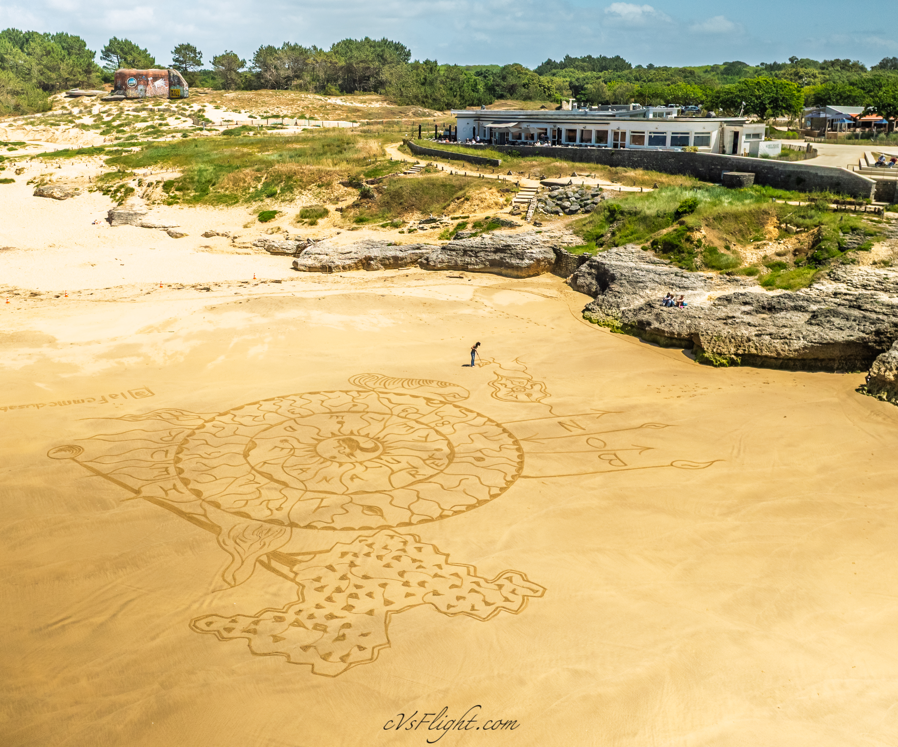 Fresque géante sur la plage en Charente-Maritime vue par drone — artiste en création