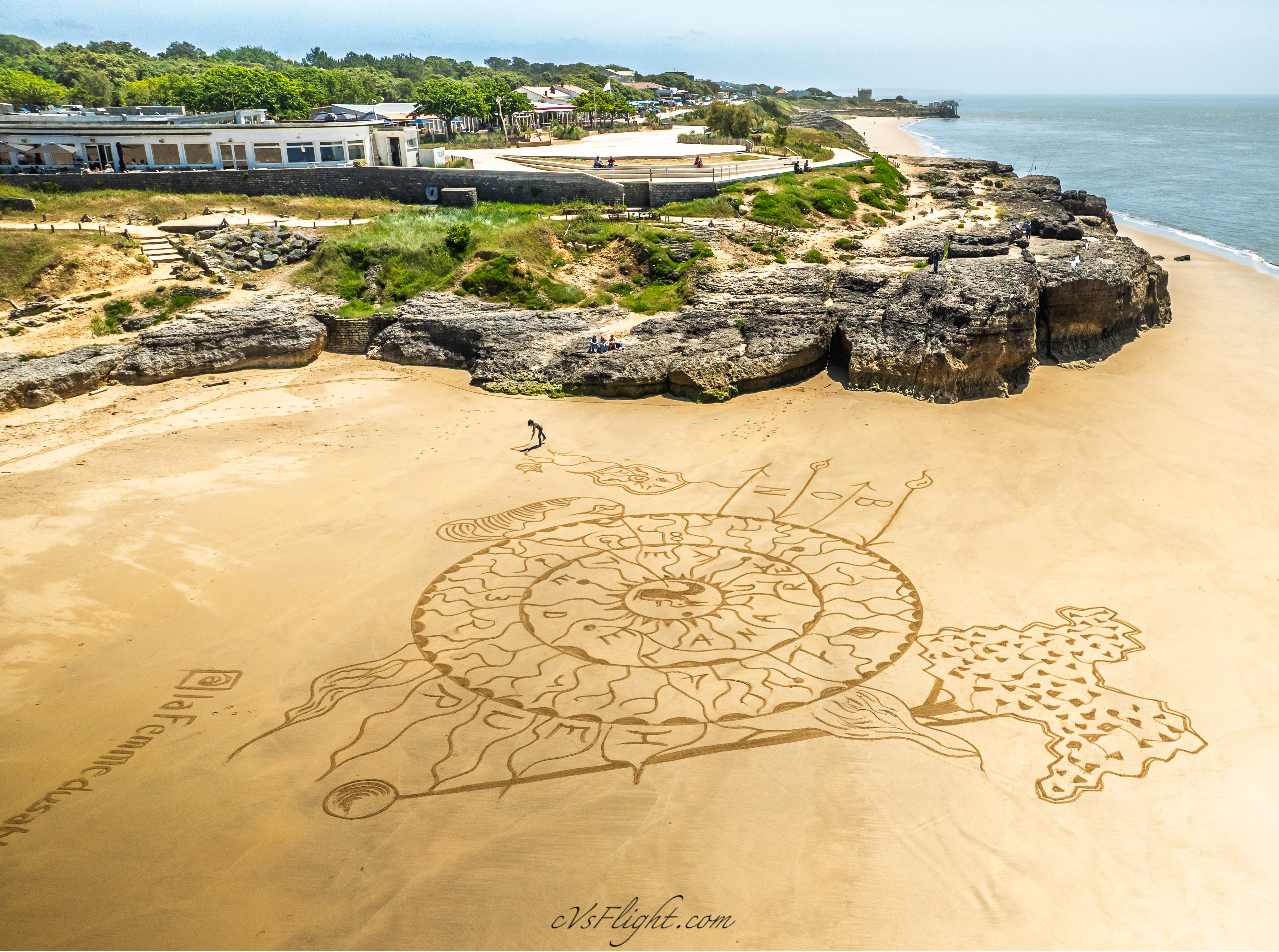 Fresque artistique sur le sable vue du ciel