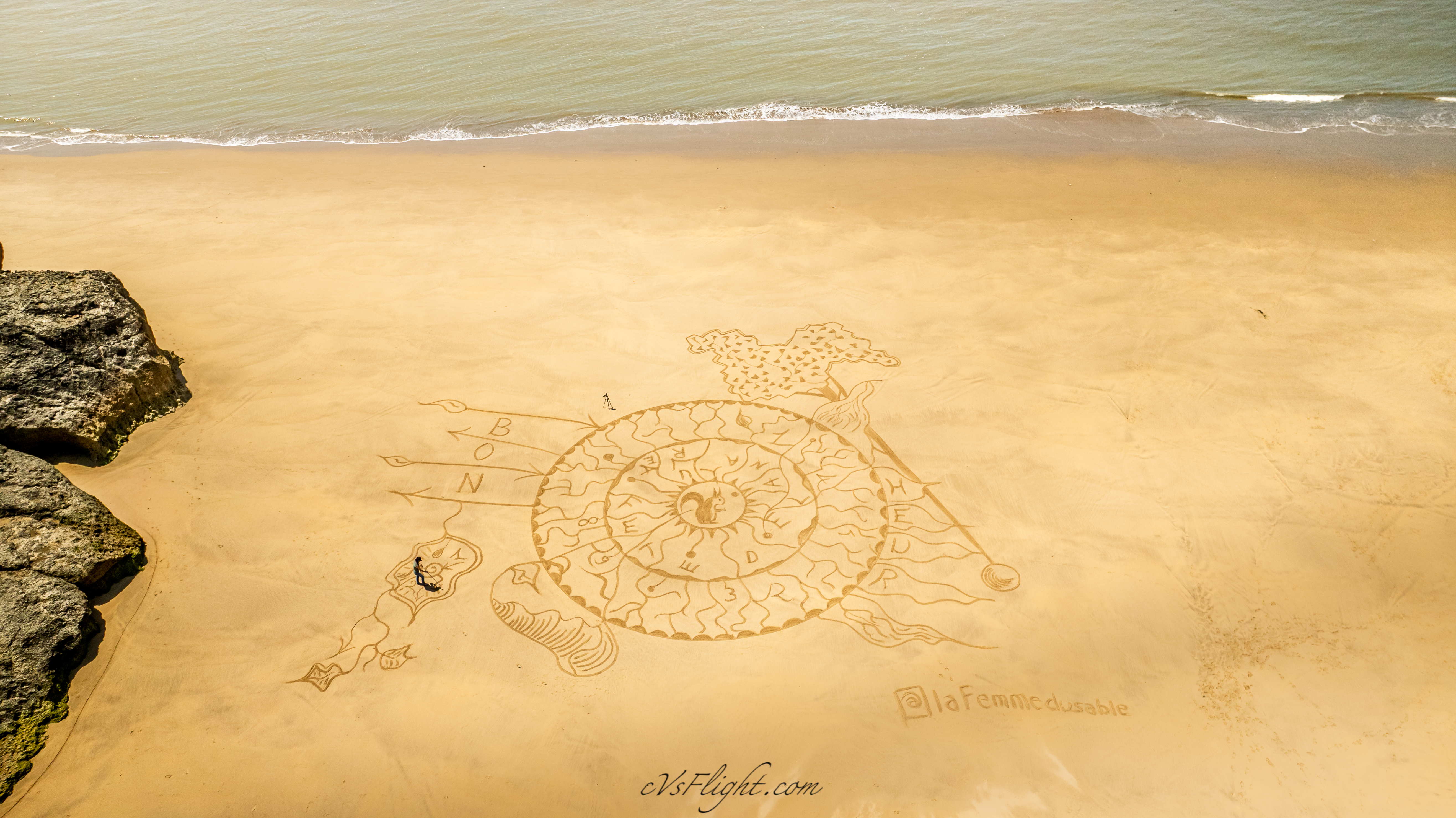Fresque géante sur la plage en Charente-Maritime vue par drone — artiste en création