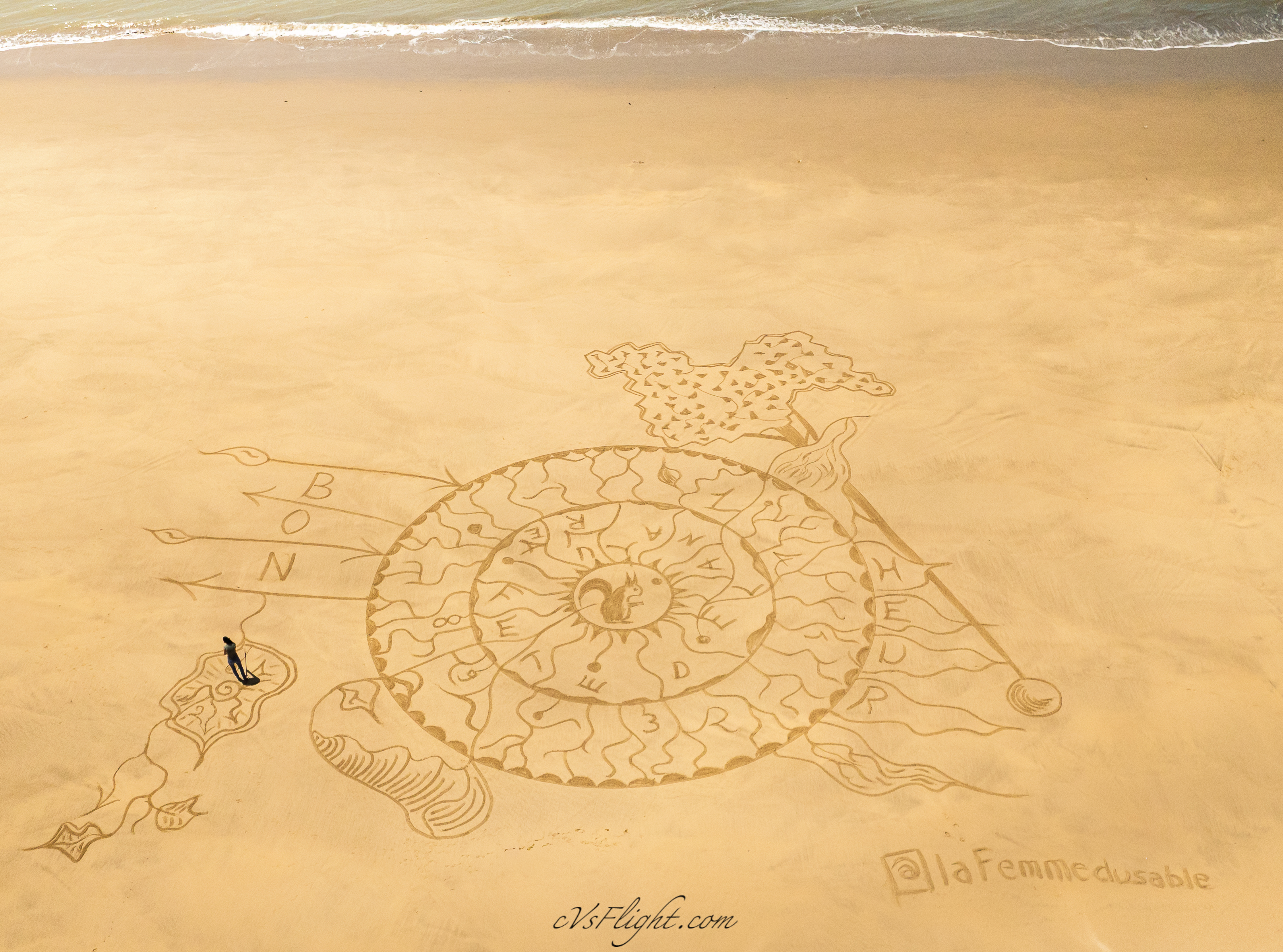 Vue aérienne d’une œuvre de beach art à Saint-Palais