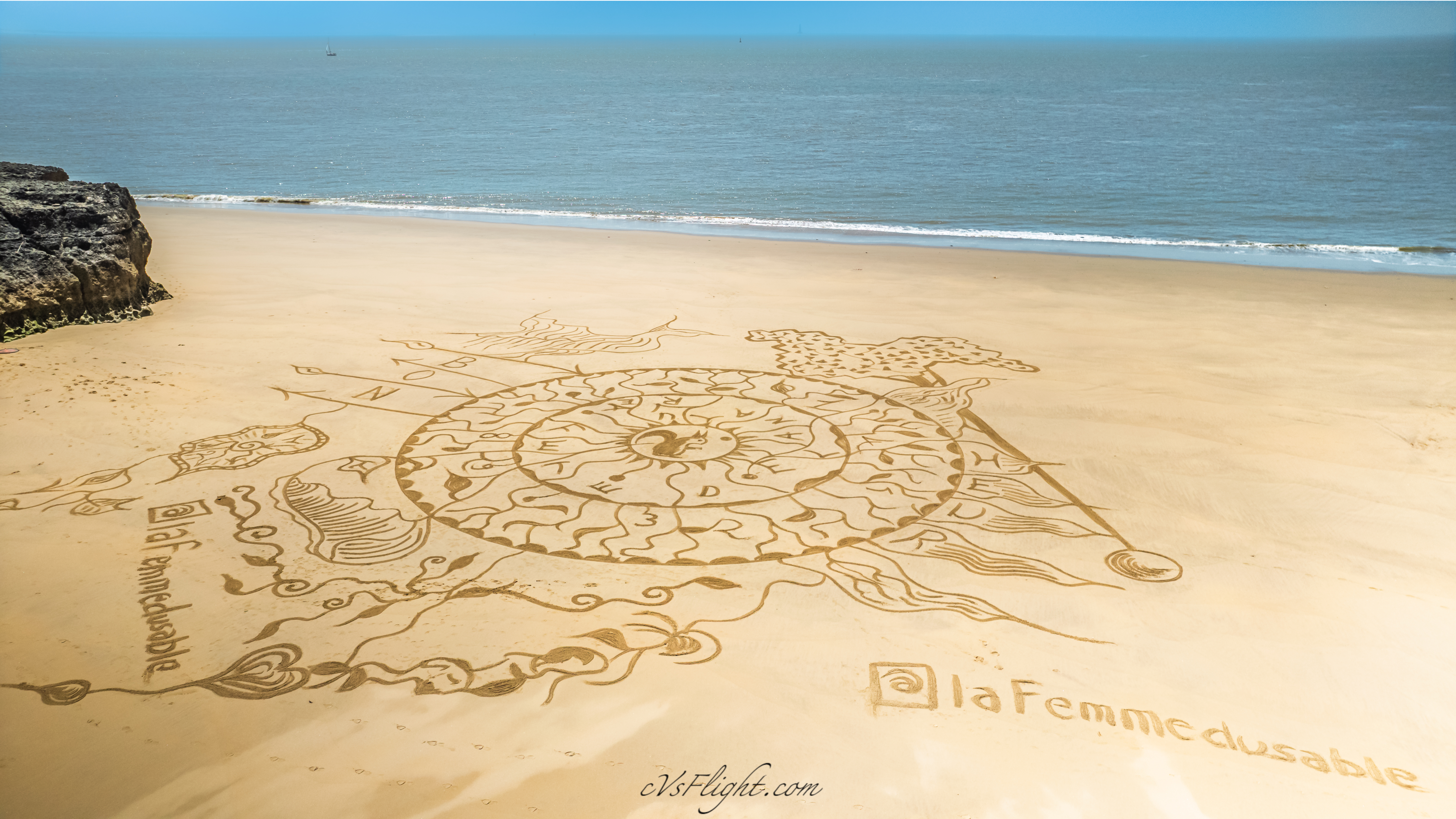 Fresque géante sur la plage en Charente-Maritime vue par drone — artiste en création