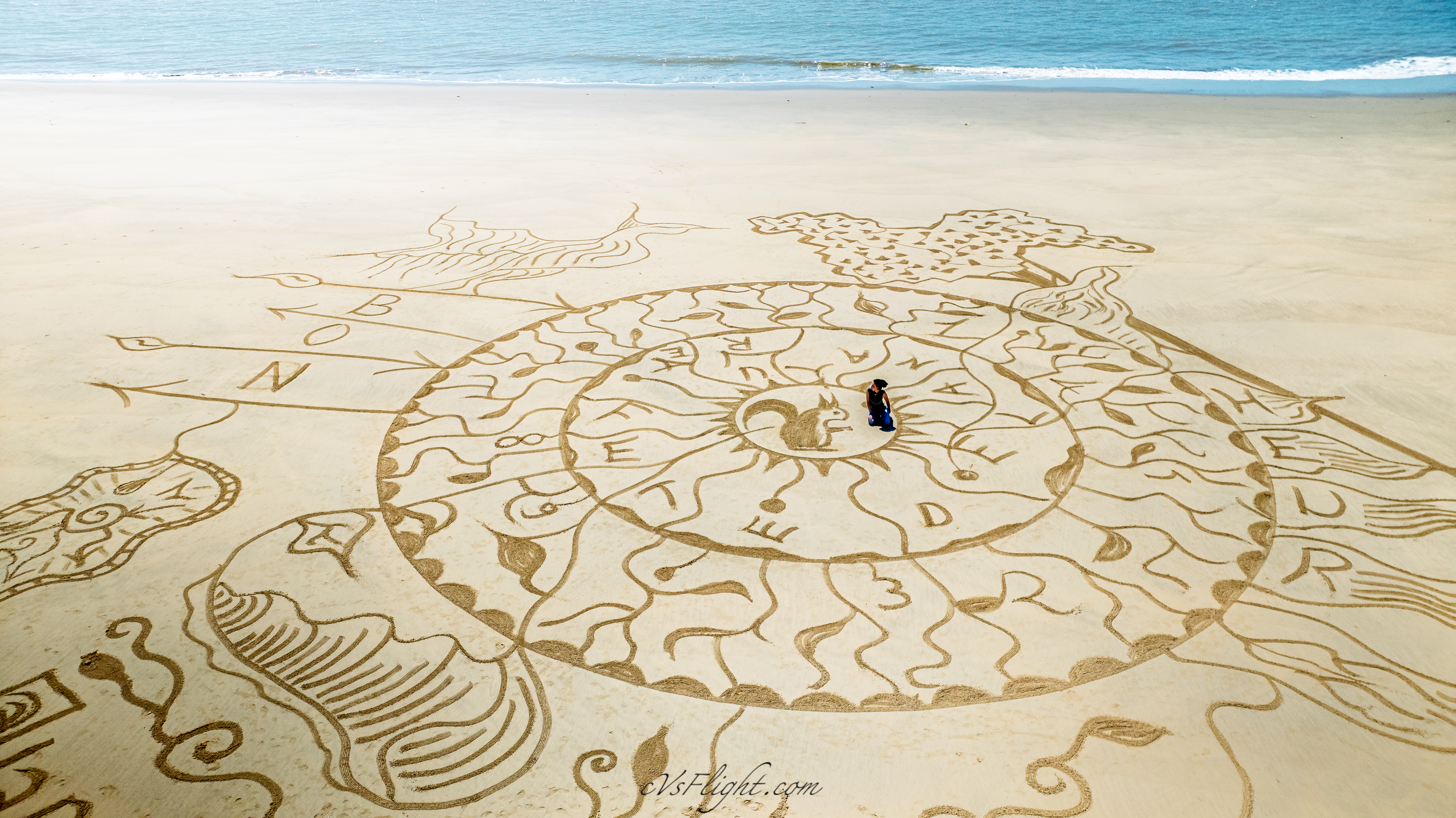 Fresque géante sur la plage en Charente-Maritime vue par drone — artiste en création